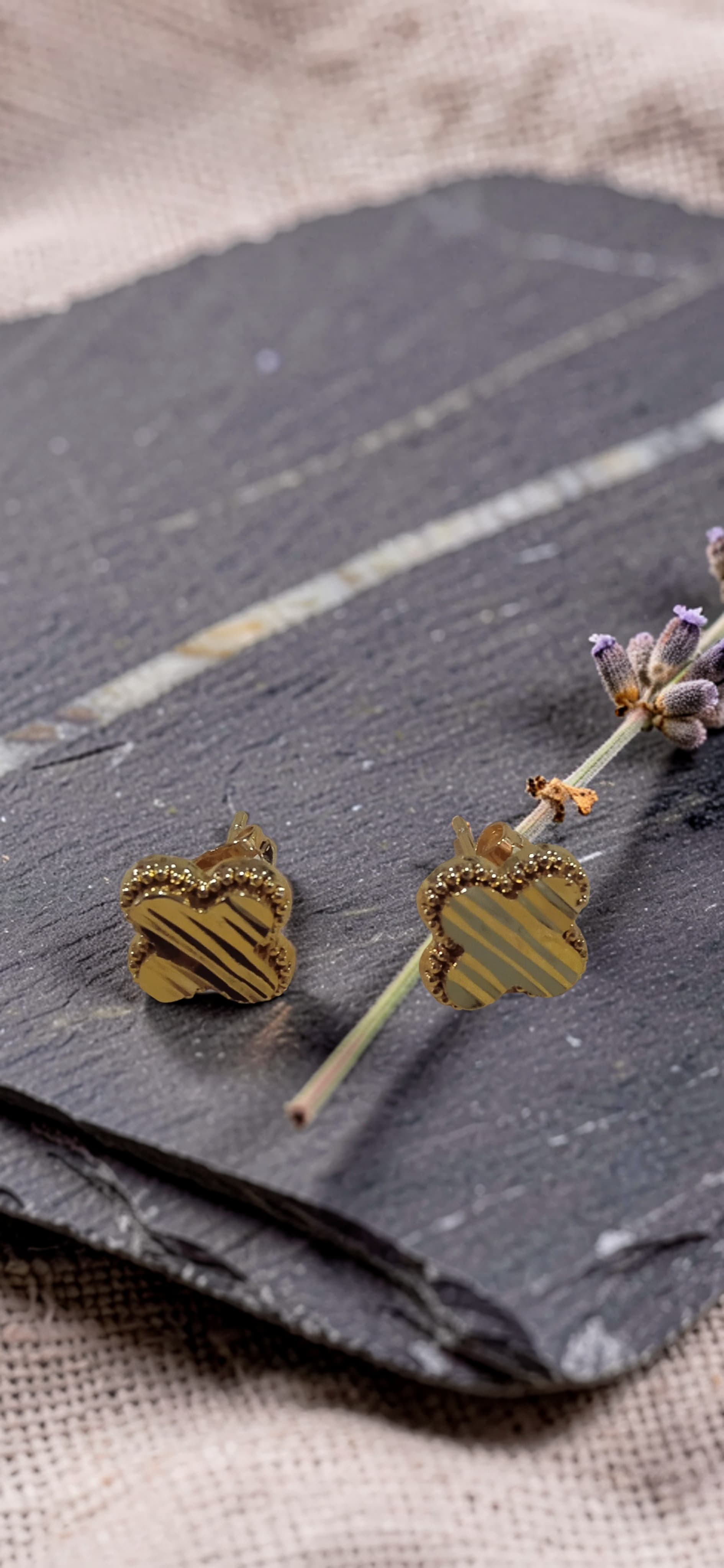 Aretes de broquel con diseño de tigre dorado