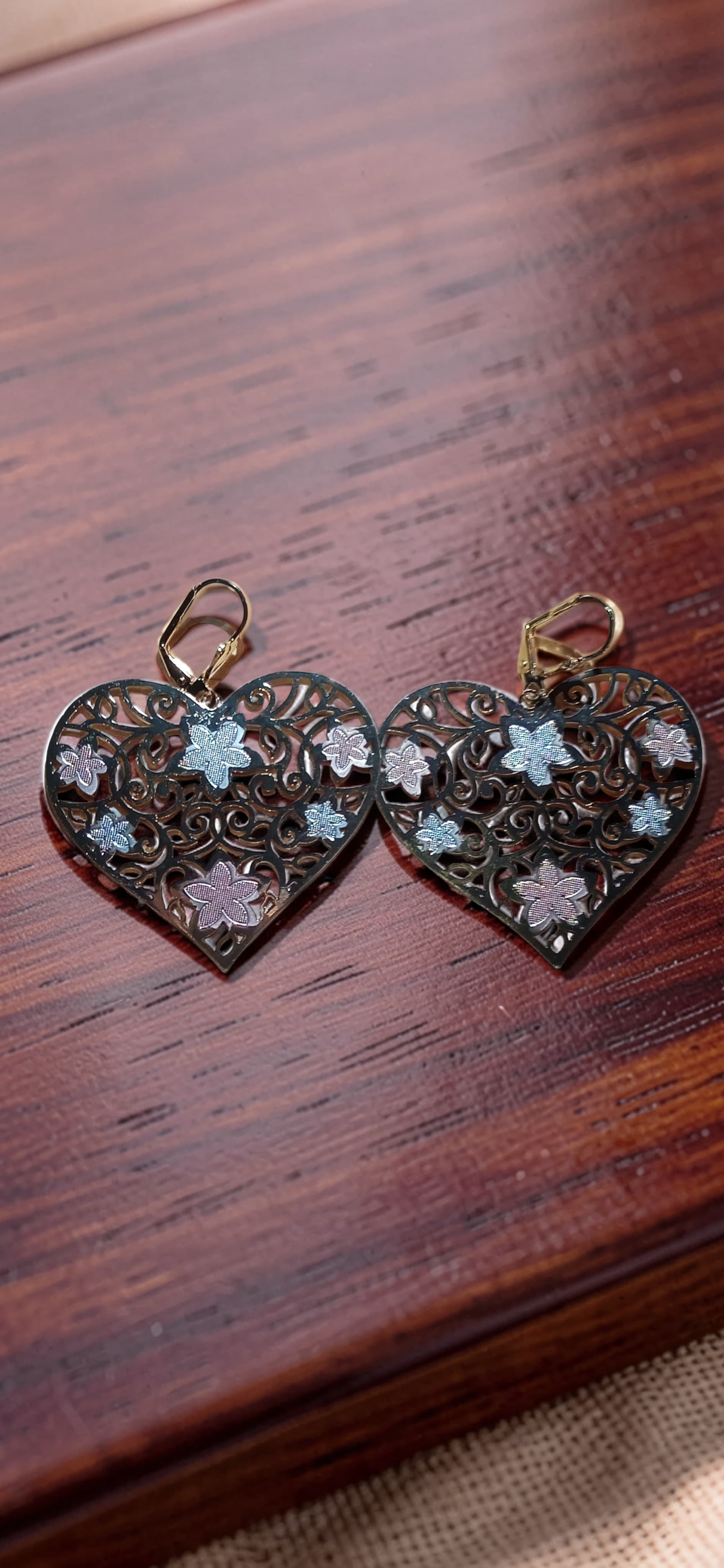 Aretes colgantes de corazón calado con flores