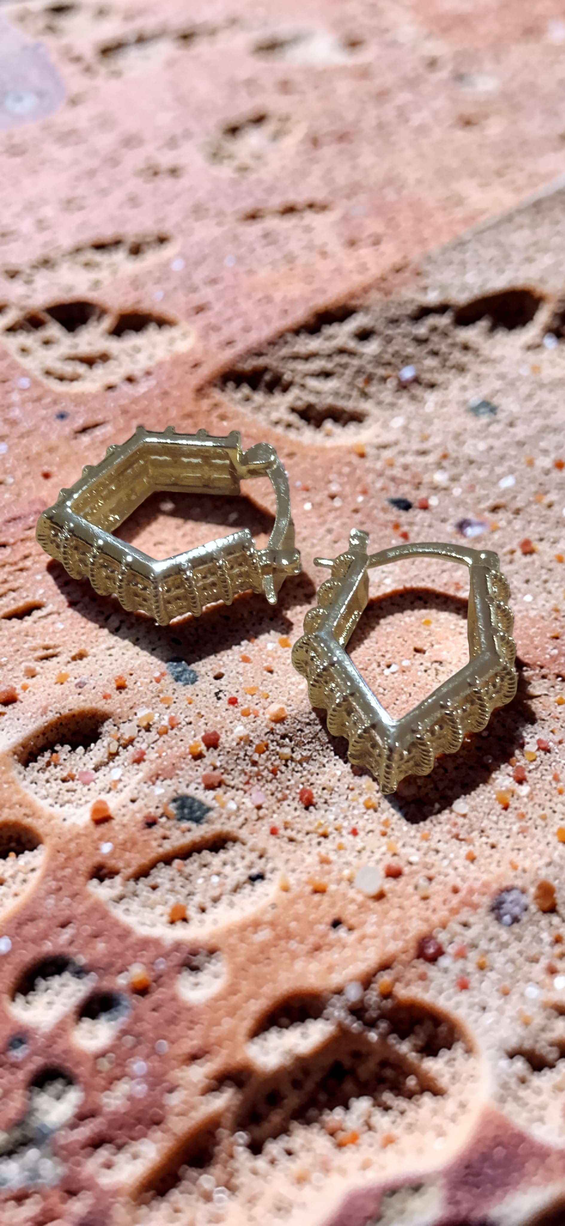 Aretes de arracada octagonal dorados con textura